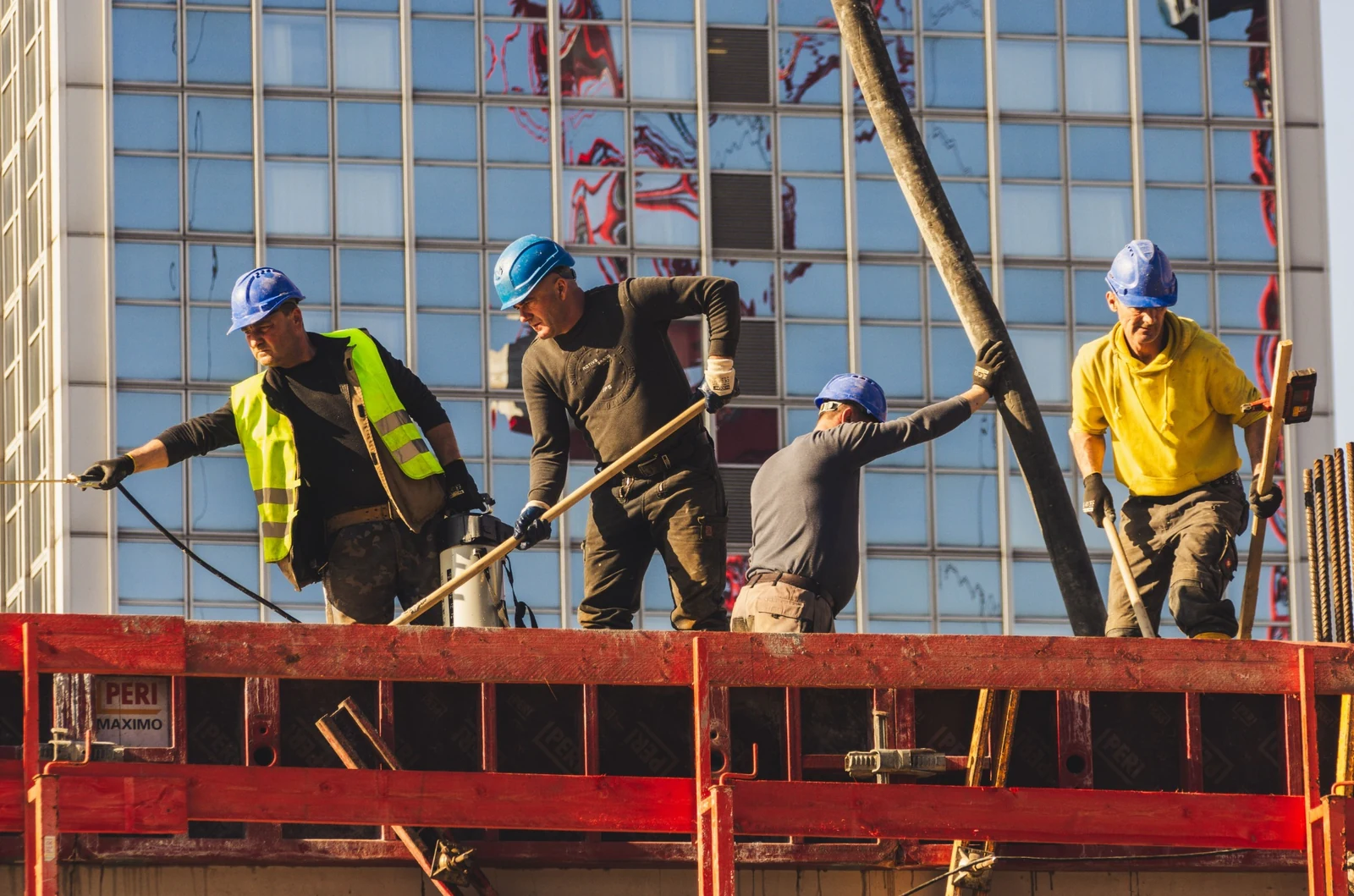 Equipe em operação de concretagem