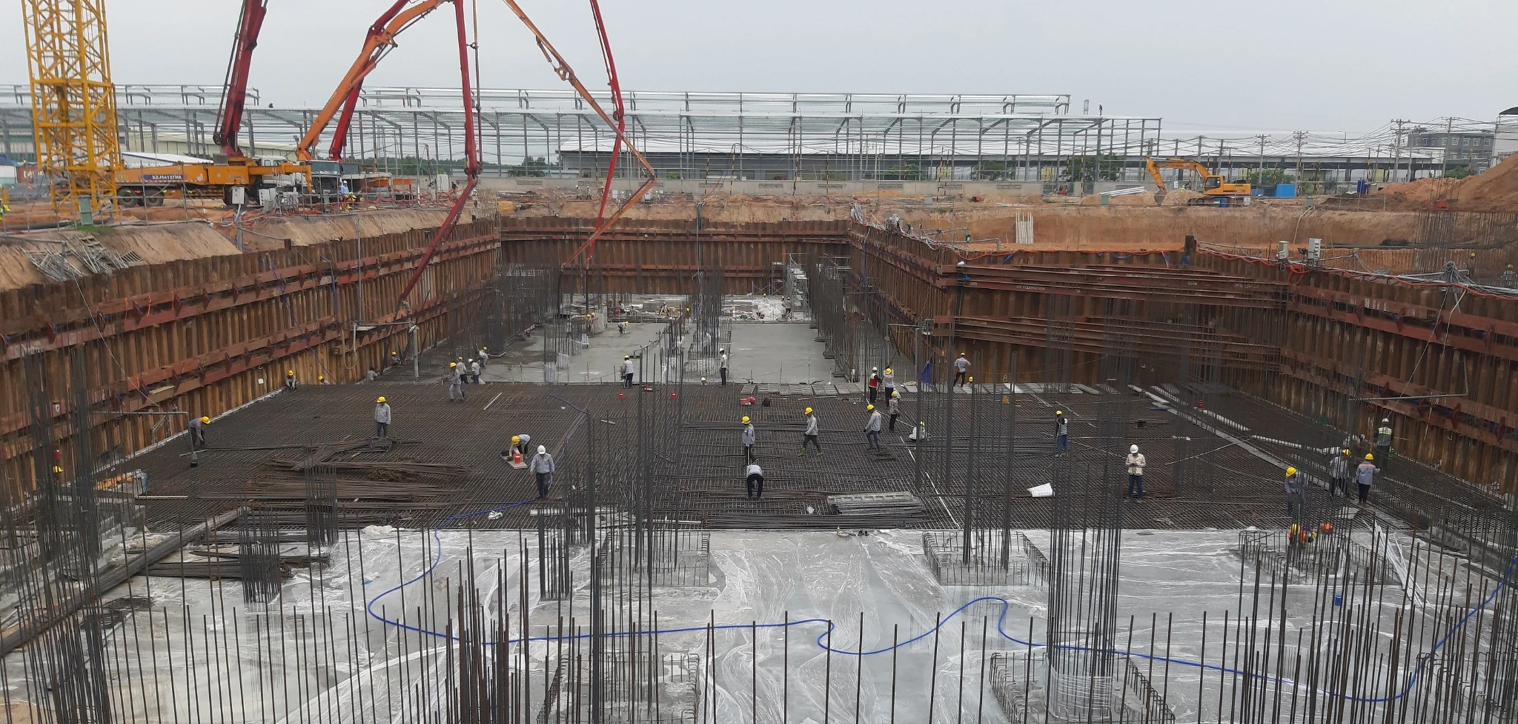 Bomba lança em grande obra de concretagem