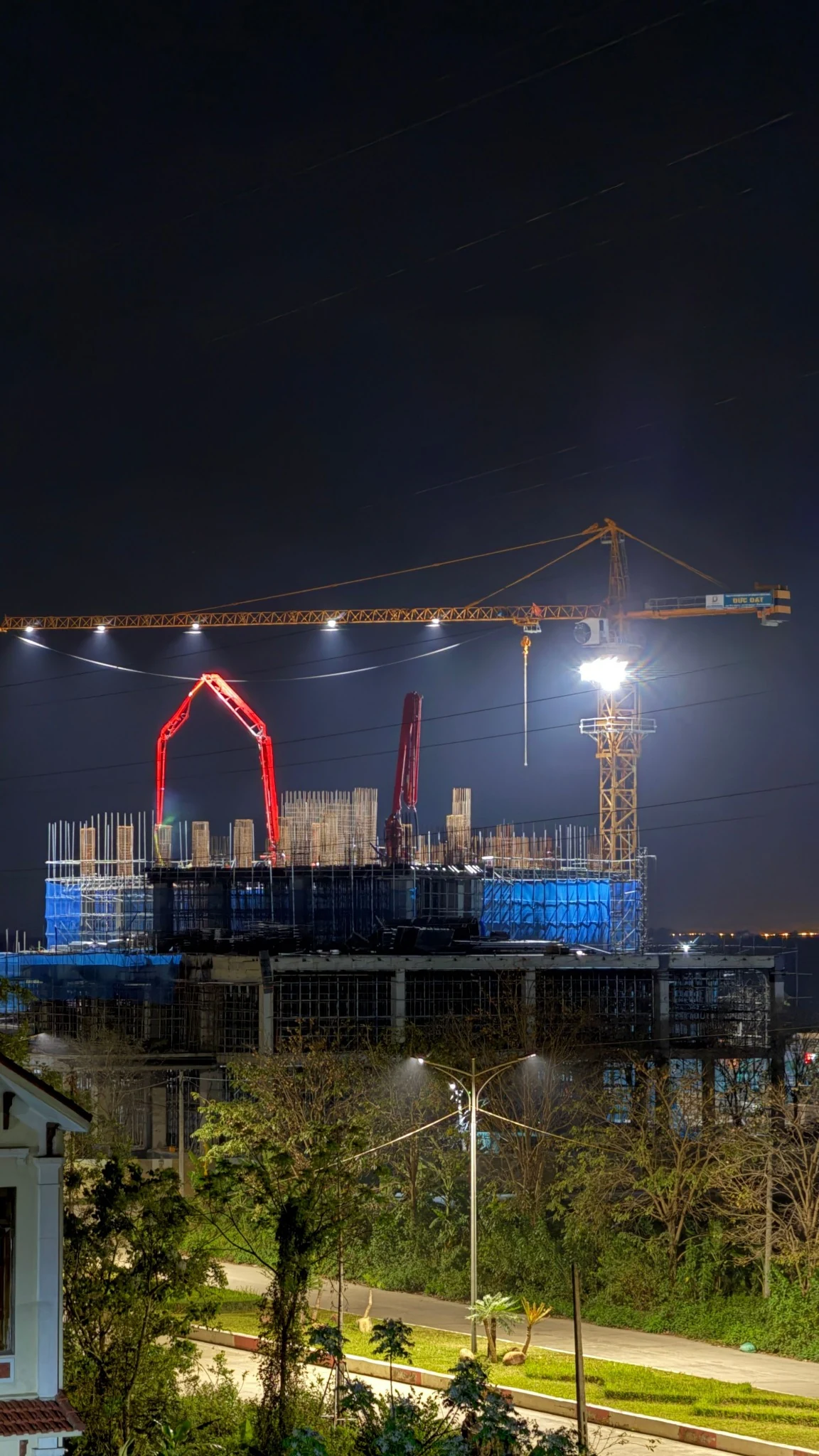 Bomba lança em concretagem noturna
